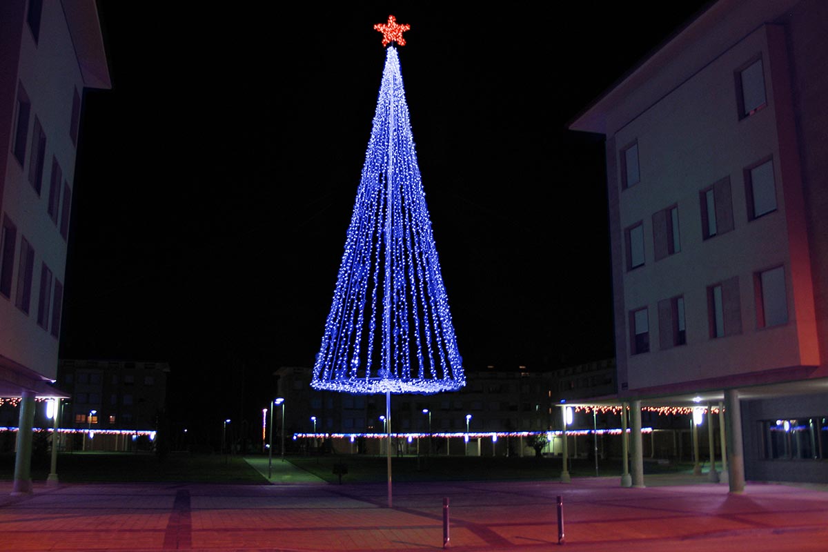 Instalación de “Árbol LED azul 12 m” en una Plaza